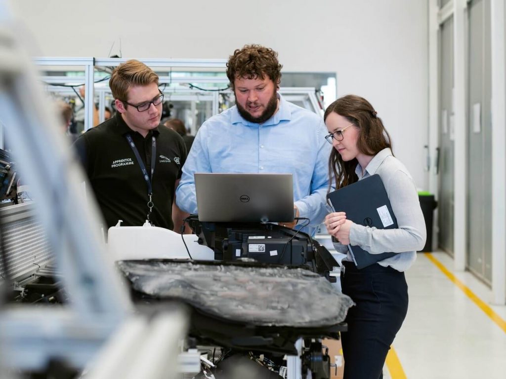 Skupina lidí společně prochází pracovní instrukce