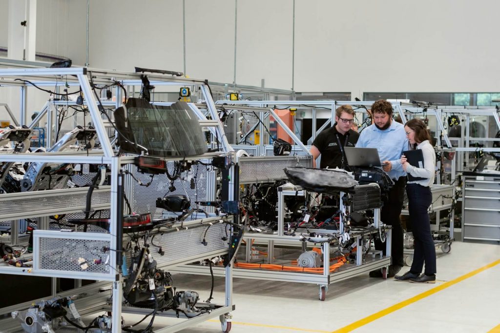 Eksperci lean manufacturing analizują proces produkcyjny