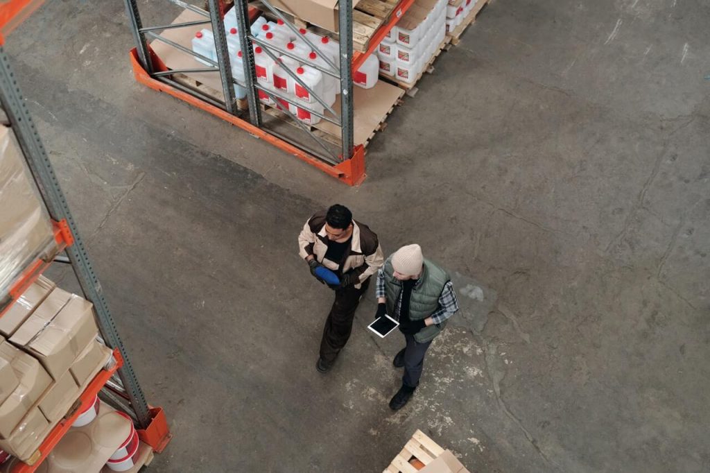 Dwóch mężczyzn idących przez obszar produkcyjny podczas Gemba Walk