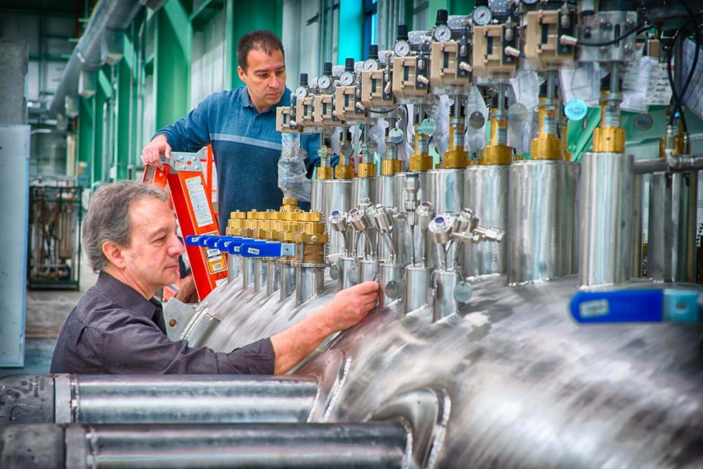 Doświadczeni pracownicy na hali produkcyjnej