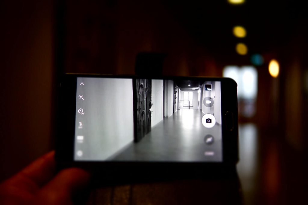 Osoba nagrywająca wideo smartfonem